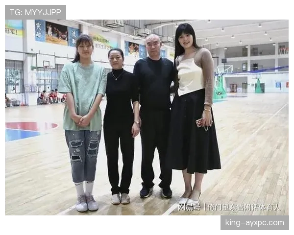 李月汝训练完啃鸡腿的样子，真不像年薪百万的运动员